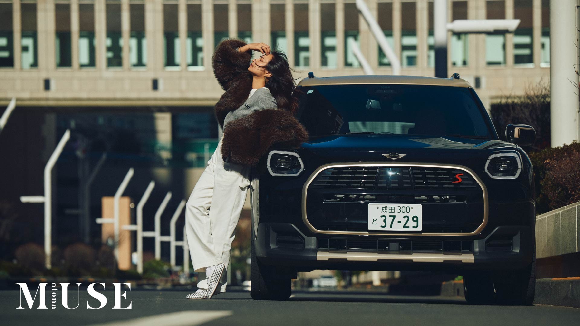 Model/actress Mayumi Sada and the MINI CountrymanPosing for a shot.